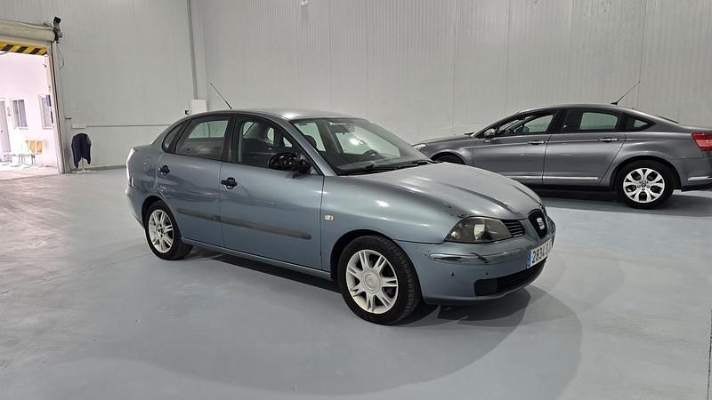 Usado Seat Cordoba Reference 100 CV (73 kW) 2005 Gris / plata Berlina