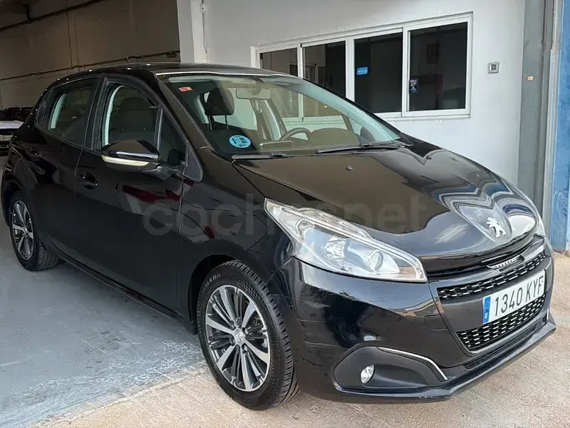 Usado Peugeot 208 Style 82 CV (60 kW) 2018 Negro Utilitario