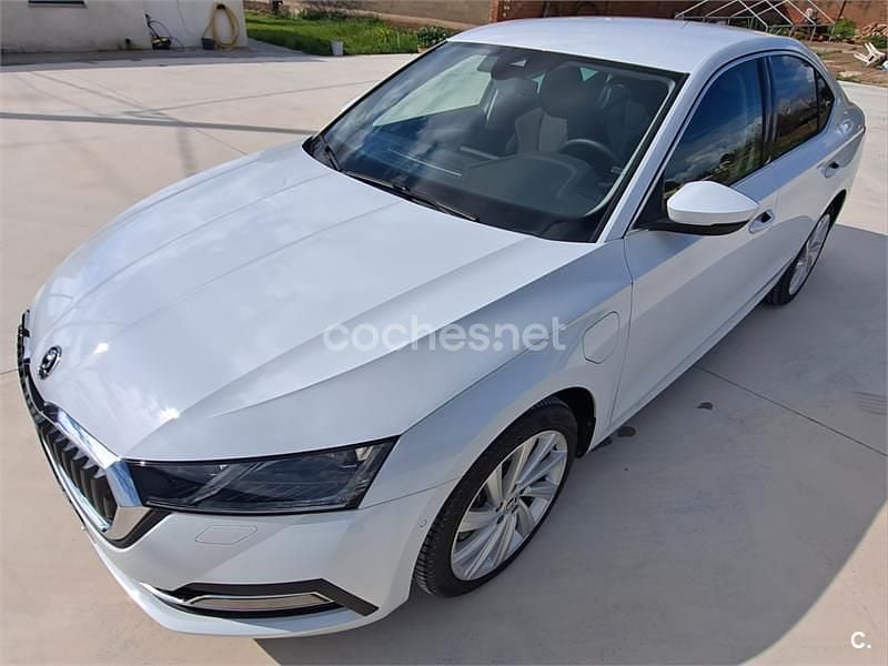 Usado Skoda Octavia Selection 204 CV (150 kW) 2025 Blanco Berlina