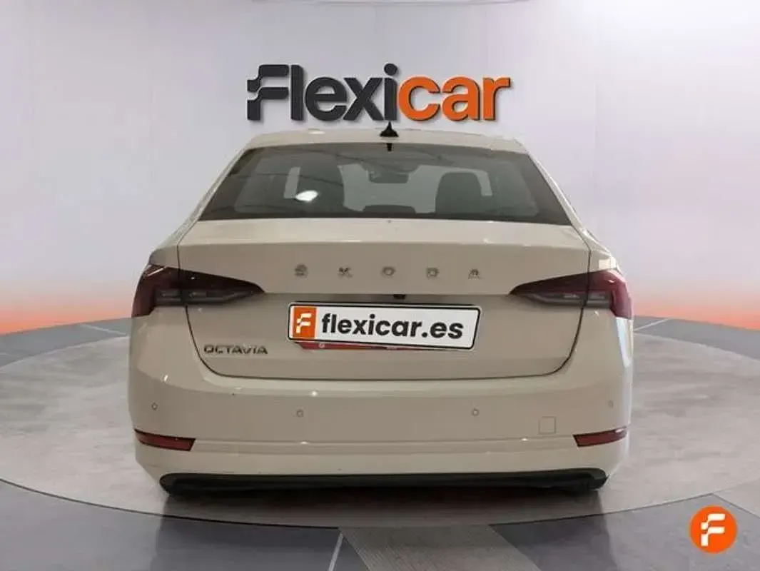 Usado Skoda Octavia Ambition 150 CV (110 kW) 2022 Blanco Utilitario