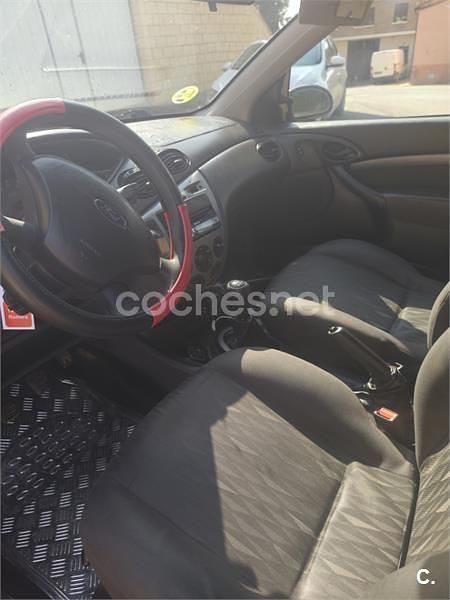 Usado Ford Focus Trend 100 CV (73 kW) 2002 Rojo Berlina