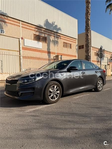 Usado Kia Optima GT-Line 141 CV (103 kW) 2018 Gris / plata Berlina