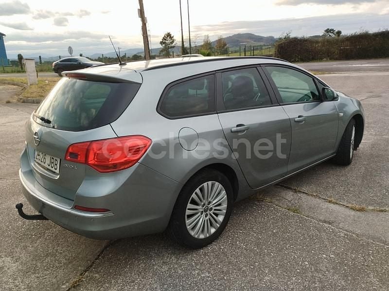 Usado Opel Astra Selective 140 CV (102 kW) 2014 Verde Familiar