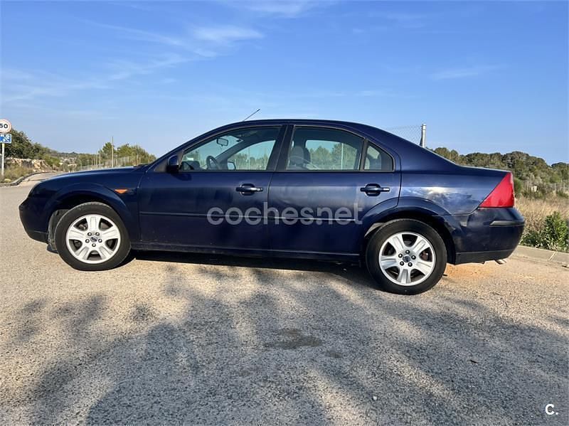 Usado Ford Mondeo Trend 125 CV (91 kW) 2001 Azul Berlina