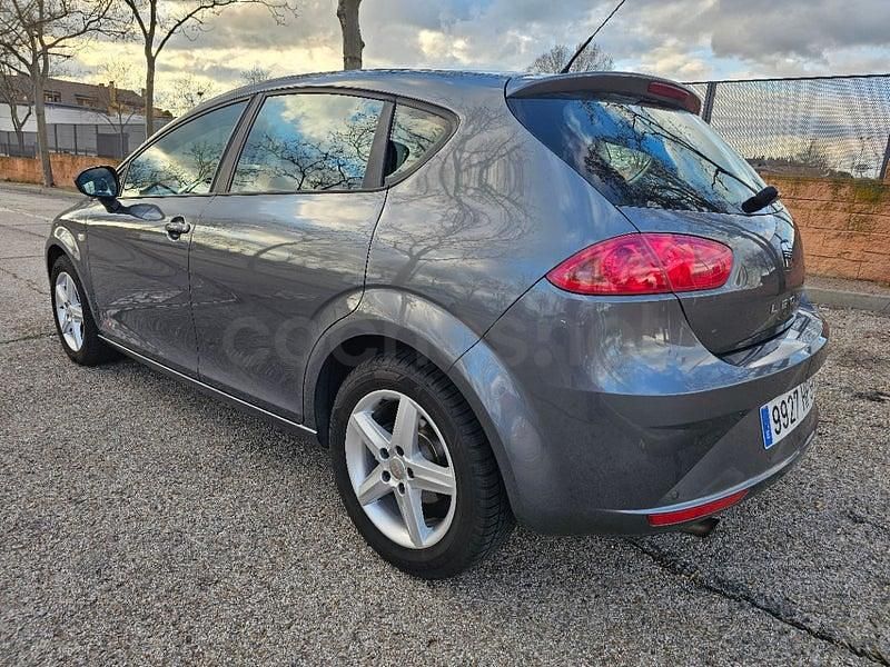 Usado Seat Leon Style 105 CV (77 kW) 2013 Gris / plata Berlina