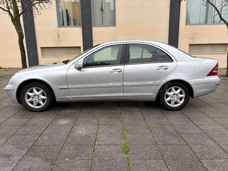 Usado Mercedes C220 Avantgarde 143 CV (105 kW) 2002 Gris / plata Berlina