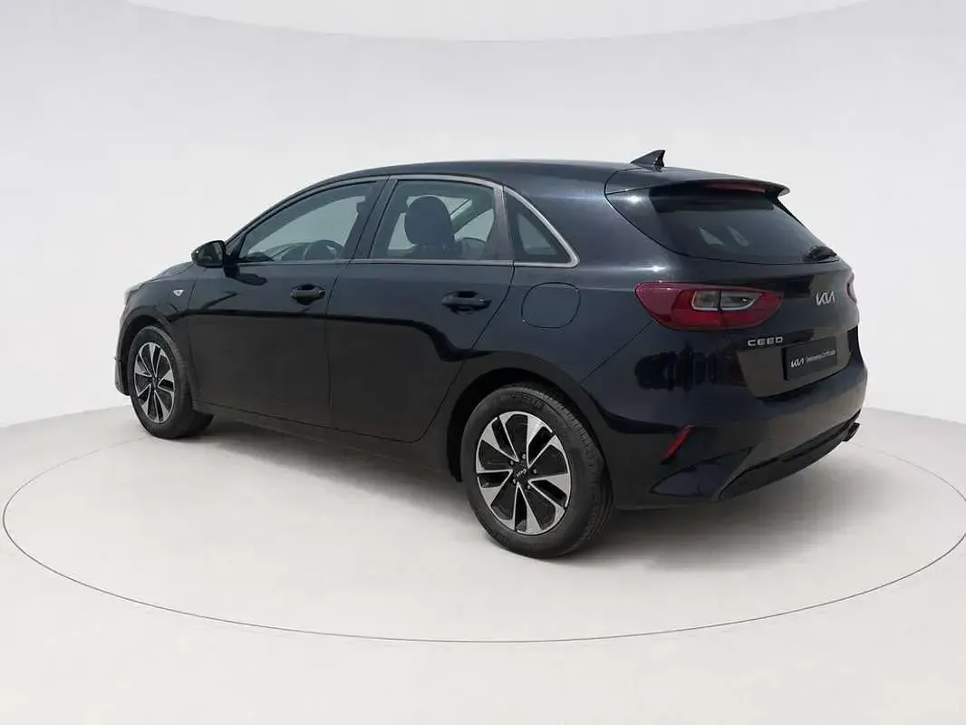 Usado Kia Ceed 101 CV (74 kW) 2025 Negro Utilitario