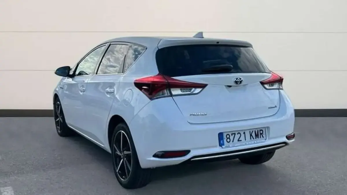 Usado Toyota Auris Hybrid Edition 136 CV (100 kW) 2018 Blanco Berlina