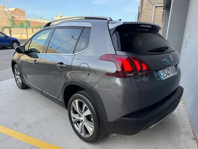 Usado Peugeot 2008 Allure 130 CV (95 kW) 2018 Gris / plata SUV