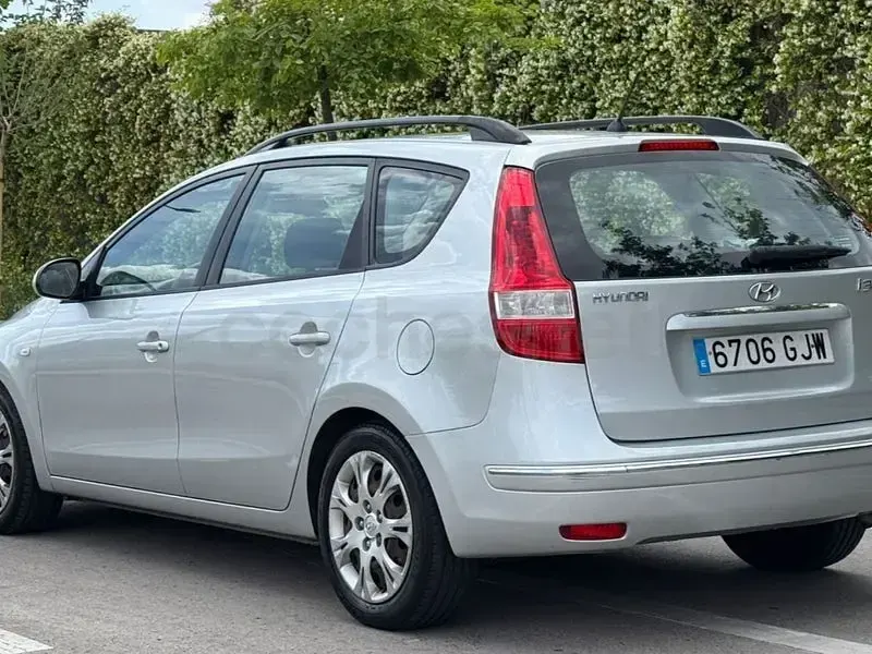 Usado Hyundai i30 Style 115 HP (84 kW) 2009 Cinzento Sedan
