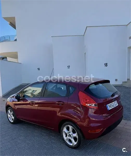 Usado Ford Fiesta Trend 82 CV (60 kW) 2009 Granate Berlina