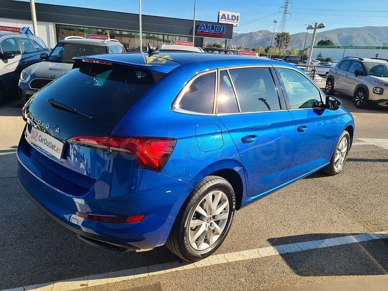 Usado Skoda Scala Ambition 110 CV (80 kW) 2022 Azul Utilitario