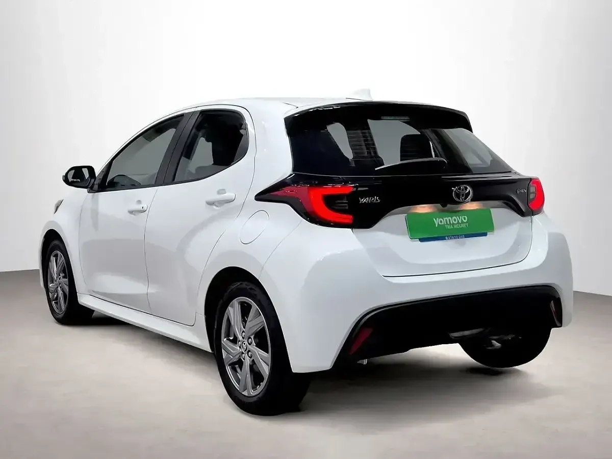Usado Toyota Yaris Active 116 CV (85 kW) 2024 Blanco Utilitario