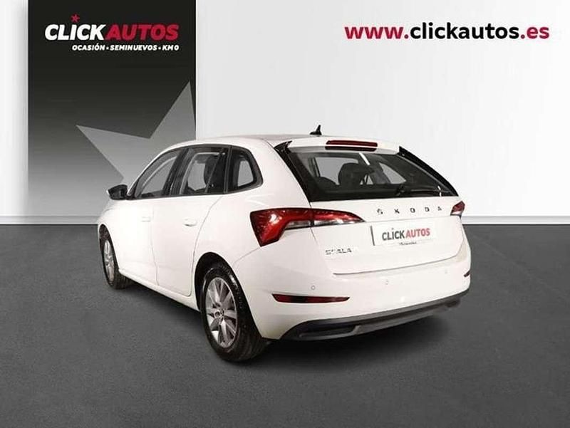 Usado Skoda Scala Active 95 CV (69 kW) 2022 Blanco Utilitario