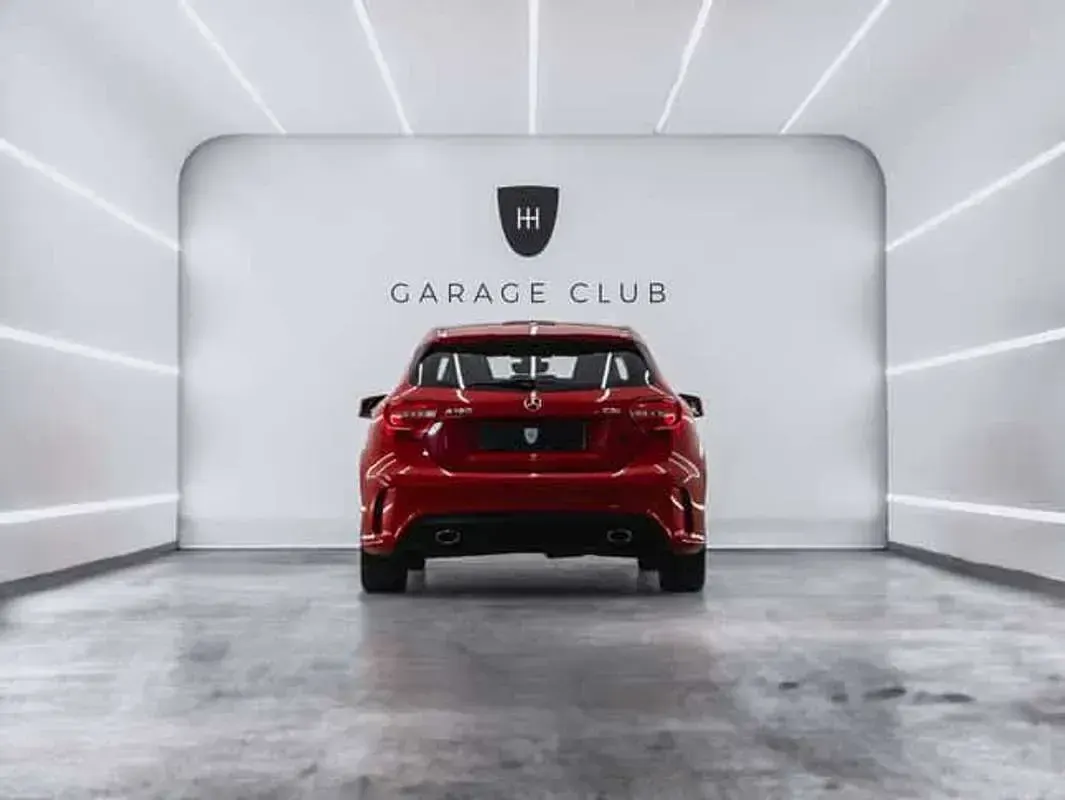 Usado Mercedes A180 AMG line 109 CV (80 kW) 2015 Rojo Utilitario