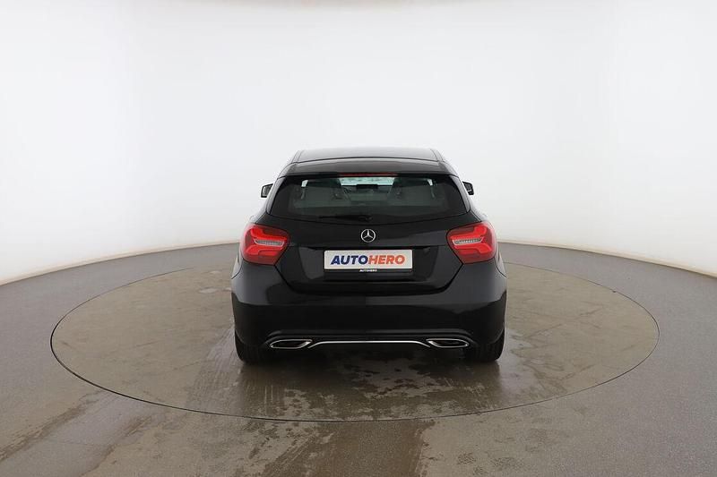 Usado Mercedes A180 Urban 122 CV (89 kW) 2017 Negro Utilitario