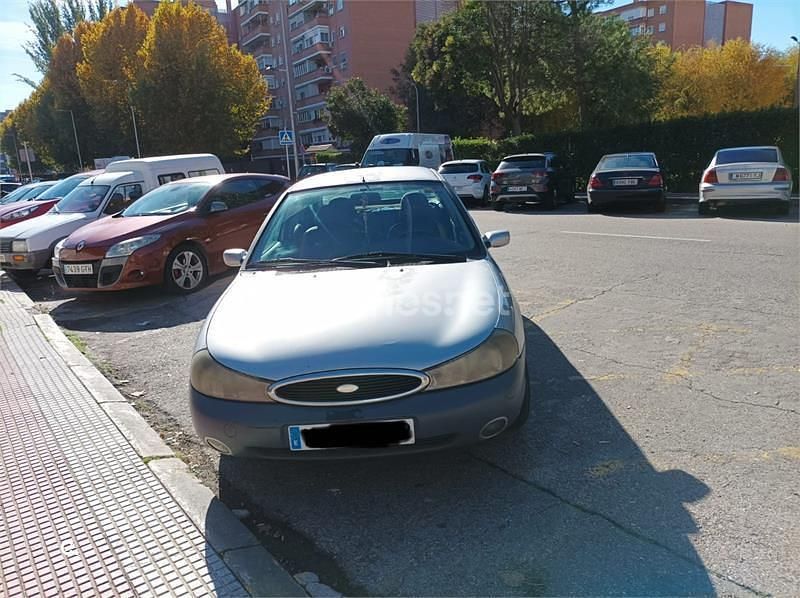 Usado Ford Mondeo Ghia 170 CV (125 kW) 1999 Gris / plata Berlina