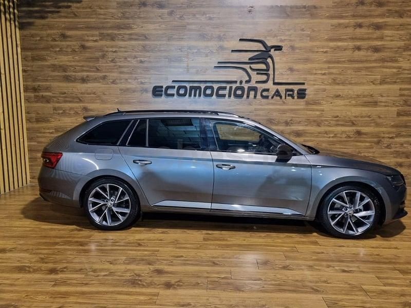 Usado Skoda Superb SportLine 150 CV (110 kW) 2022 Gris / plata Familiar