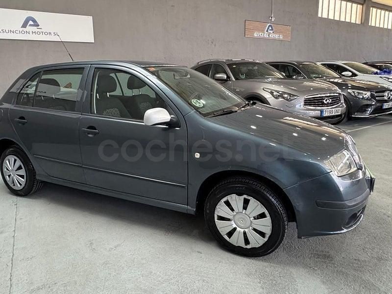 Usado Skoda Fabia 70 CV (51 kW) 2005 Gris / plata Berlina