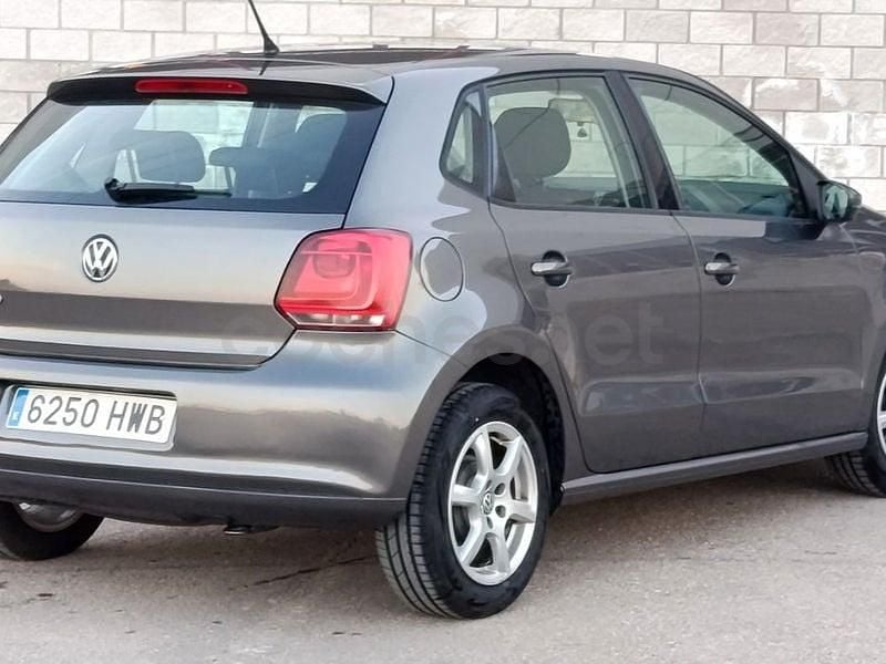 Usado VW Polo Advance 70 CV (51 kW) 2014 Gris / plata Berlina