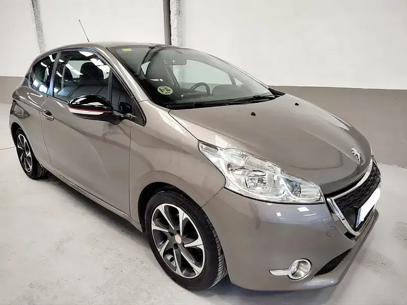 Usado Peugeot 208 Allure 68 CV (50 kW) 2012 Beige Utilitario