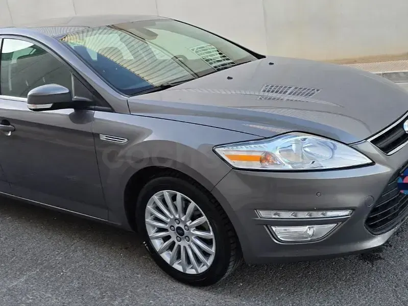 Usado Ford Mondeo Limited 140 CV (102 kW) 2013 Gris / plata Berlina