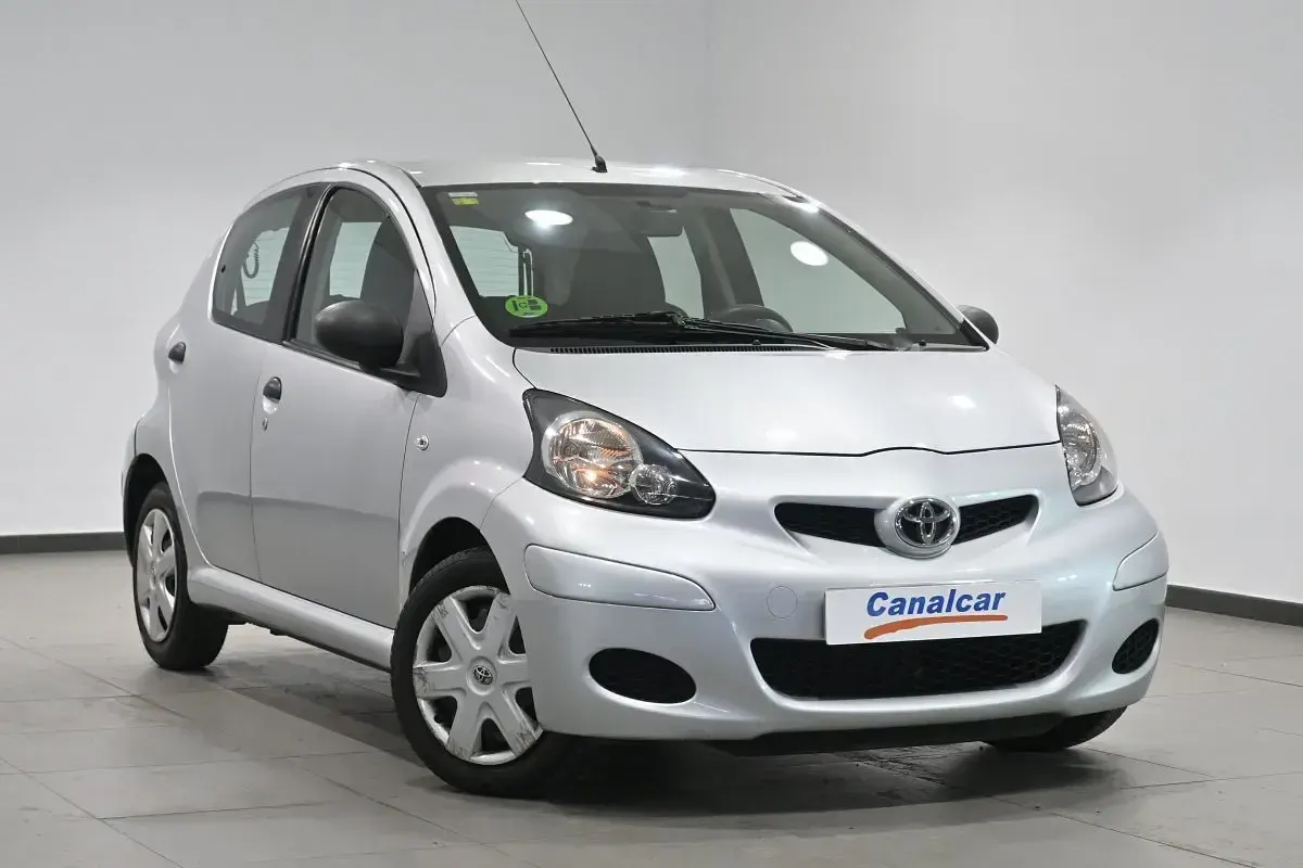 Usado Toyota Aygo Live 68 CV (50 kW) 2009 Gris Utilitario