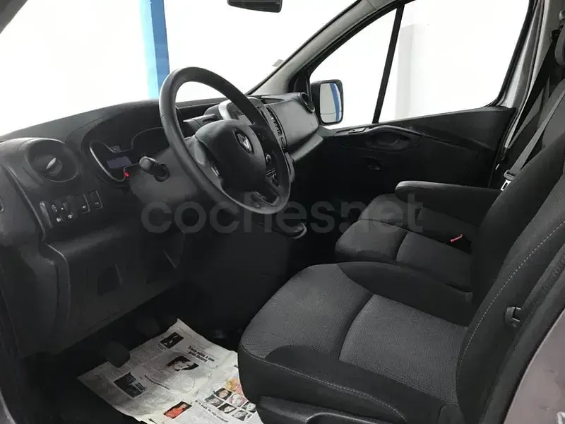 Usado Renault Trafic LIMITED 120 CV (88 kW) 2020 Gris / plata Monovolumen
