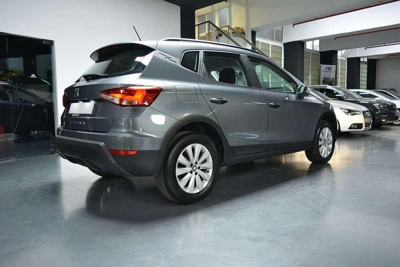 Usado Seat Arona Ecomotive 95 CV (69 kW) 2018 Gris SUV