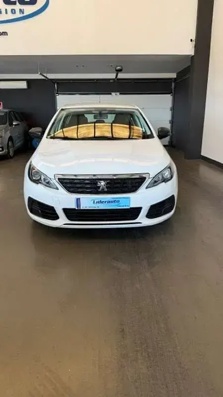 Usado Peugeot 308 Access 99 CV (72 kW) 2018 Blanco Utilitario