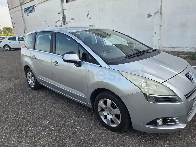 Usado Peugeot 5008 110 CV (80 kW) 2009 Gris / plata Monovolumen