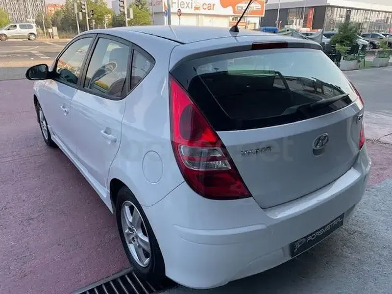 Usado Hyundai i30 Comfort 126 CV (92 kW) 2011 Blanco Familiar