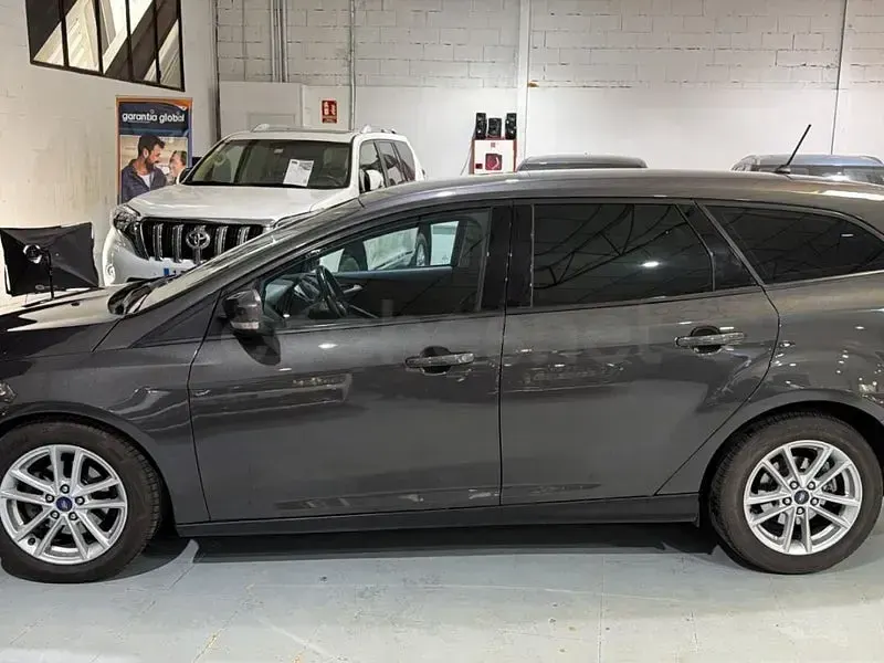 Usado Ford Focus Trend 120 CV (88 kW) 2017 Gris / plata Familiar