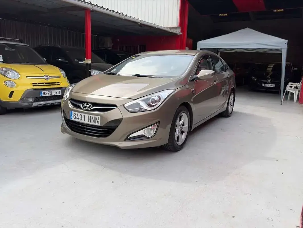 Usado Hyundai i40 116 CV (85 kW) 2013 Beige Berlina