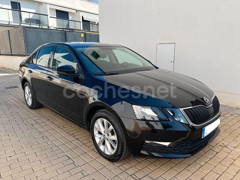 Negro Usado 2018 Skoda Octavia Ambition Berlina | 12.990 € (Precio justo) - Imagen 1/4