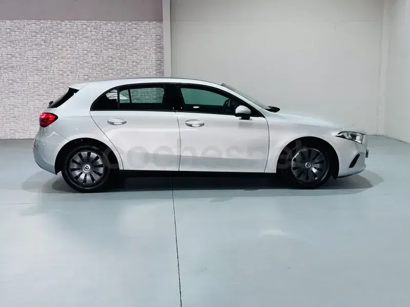 Usado Mercedes A180 116 CV (85 kW) 2020 Gris / plata Berlina