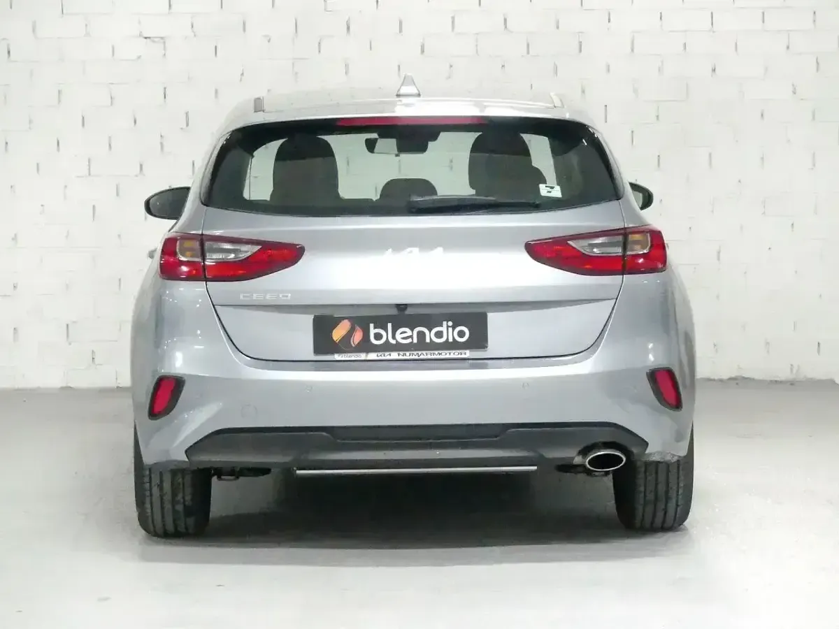 Occasion Kia Ceed 100 PK (73 kW) 2024 Grijs Hatchback