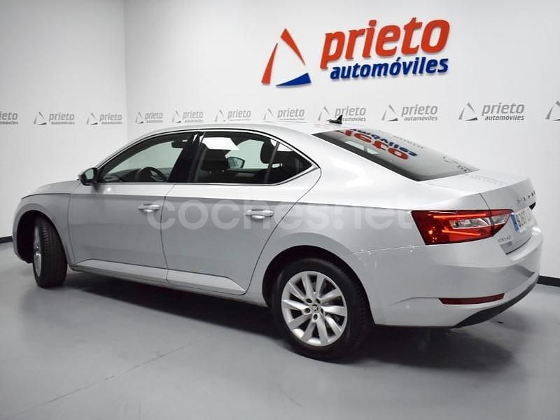 Usado Skoda Superb Ambition 150 CV (110 kW) 2021 Gris / plata Berlina