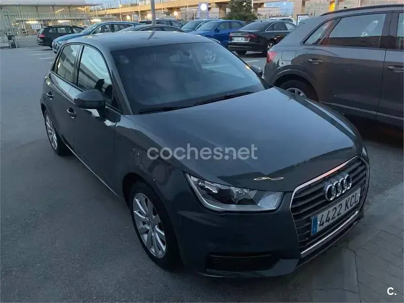 Usado Audi A1 Sportback Attraction 95 CV (69 kW) 2016 Gris / plata Utilitario