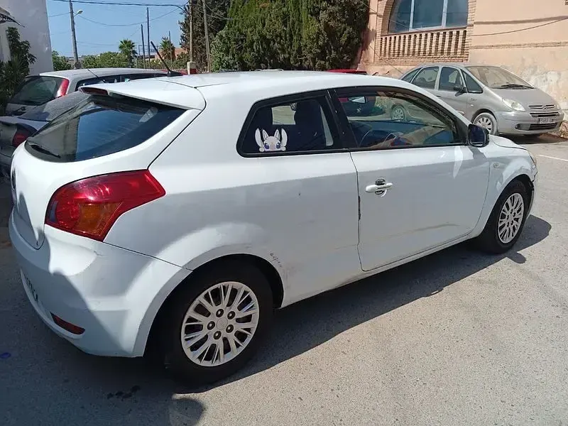 Usado Kia ProCeed 90 CV (66 kW) 2010 Blanco Utilitario