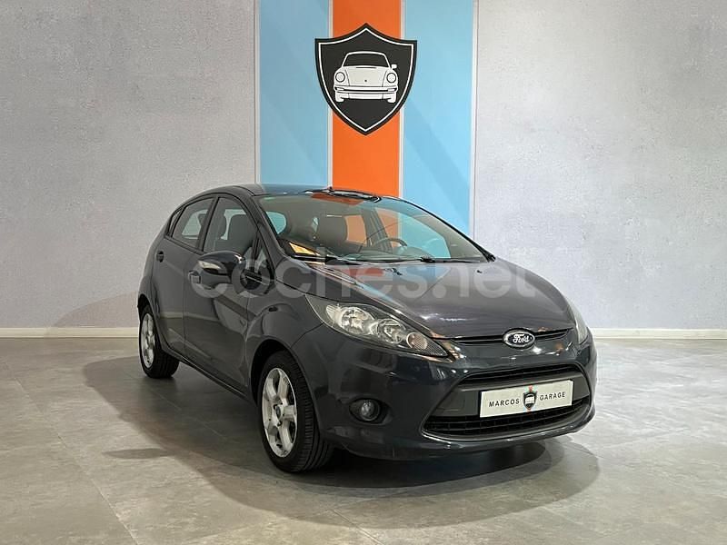 Gris / plata Usado 2011 Ford Fiesta Trend Utilitario | 5990 € (Precio justo) - Imagen 1/4