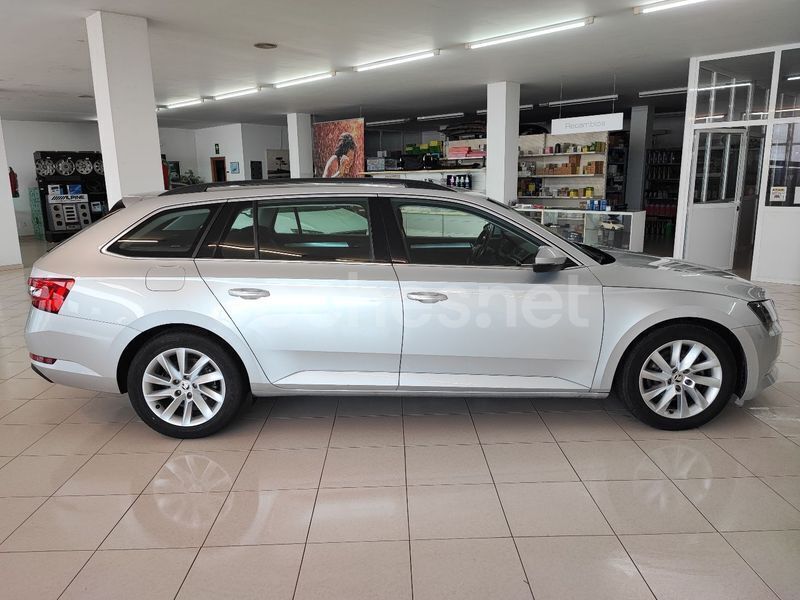 Usado Skoda Superb Ambition 150 CV (110 kW) 2019 Gris / plata Familiar