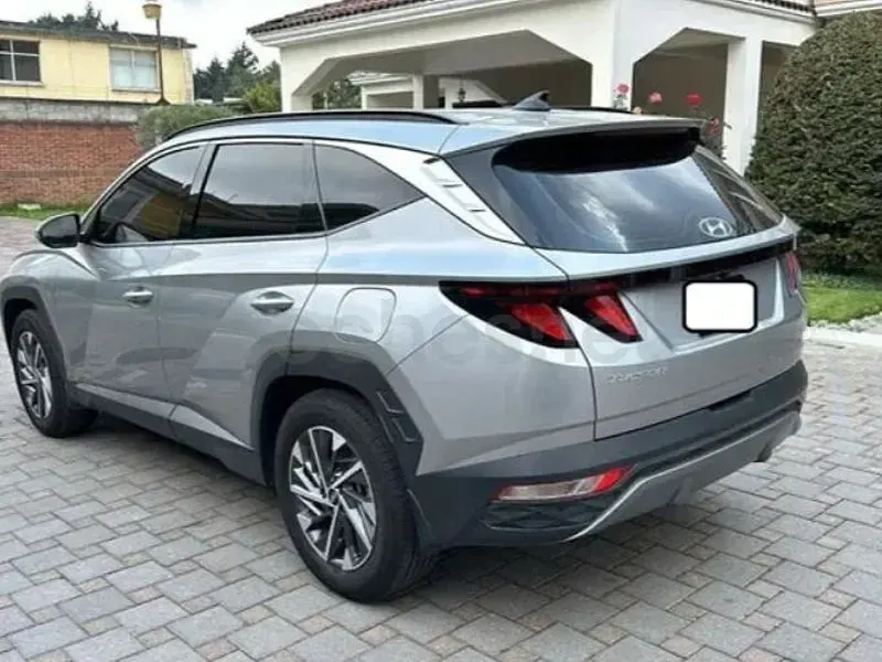 Usado Hyundai Tucson 136 CV (100 kW) 2024 Gris / plata SUV