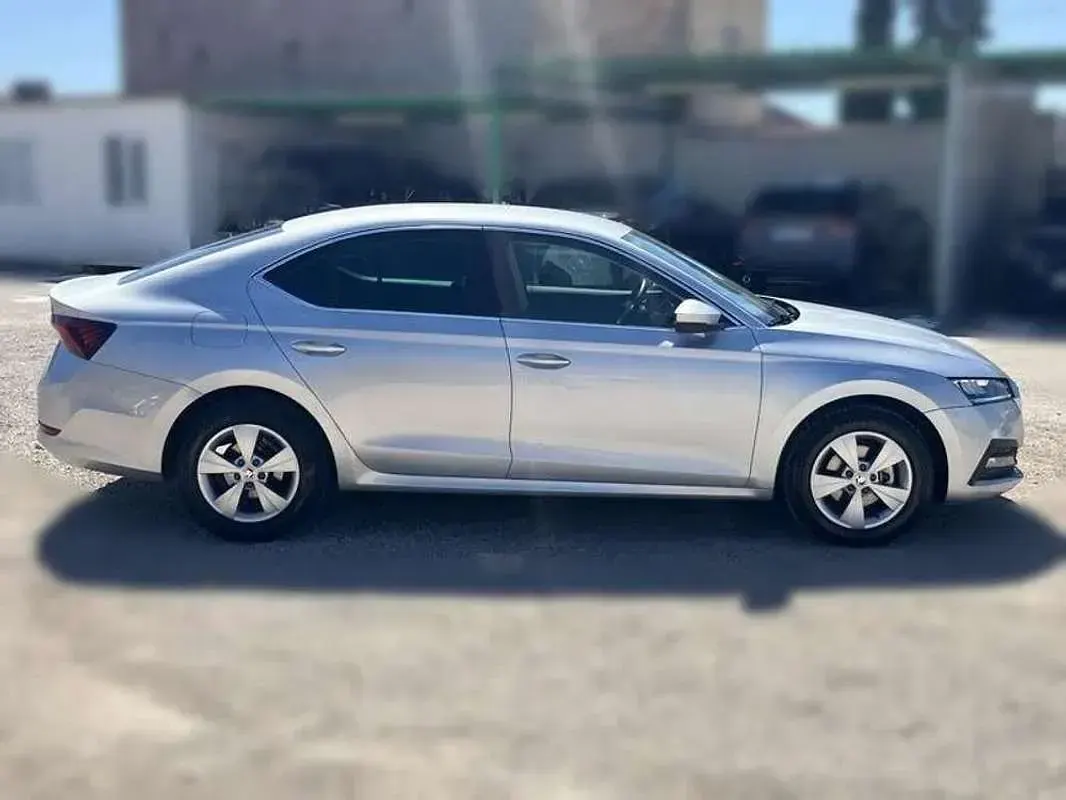 Usado Skoda Octavia Ambition 116 CV (85 kW) 2022 Gris Utilitario