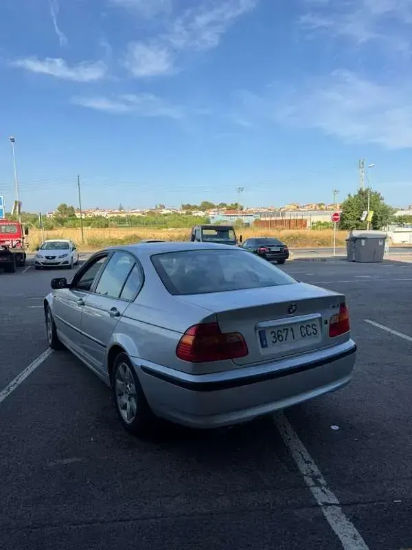 Usado BMW 318 143 CV (105 kW) 2002 Gris Berlina