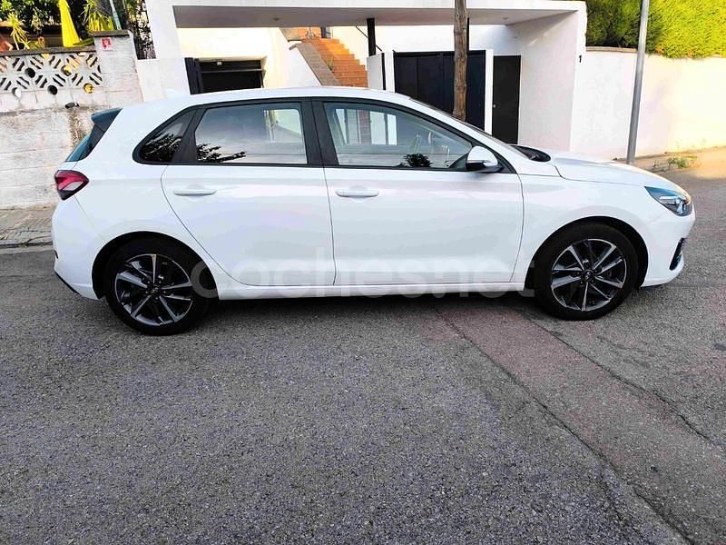 Usado Hyundai i30 110 CV (80 kW) 2022 Blanco Berlina
