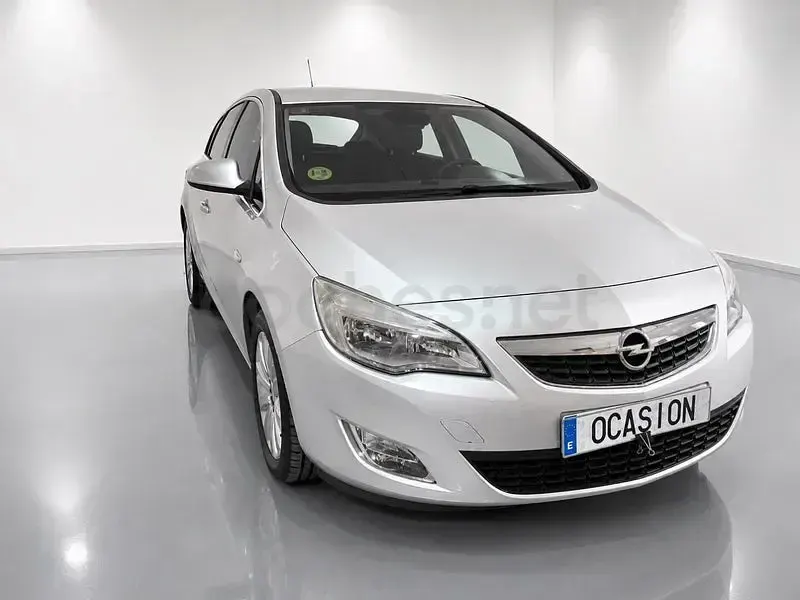 Usado Opel Astra Excellence 125 CV (91 kW) 2012 Gris / plata Berlina