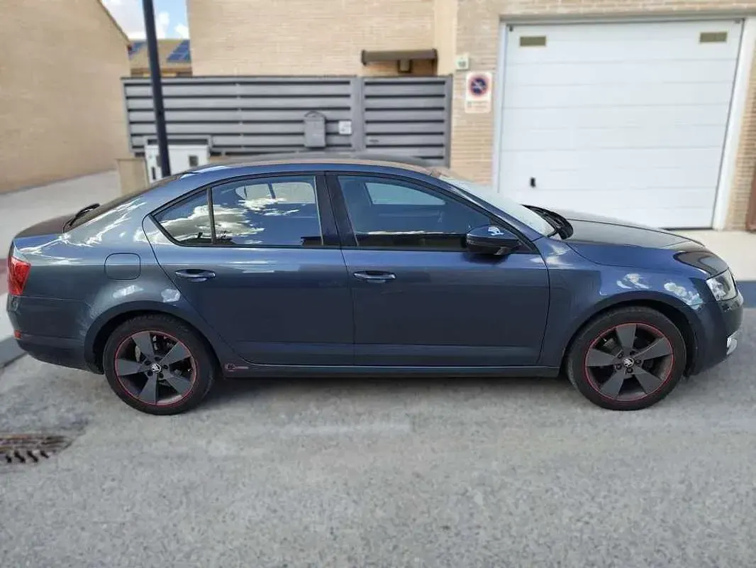 Usado Skoda Octavia Elegance 105 CV (77 kW) 2015 Gris Familiar