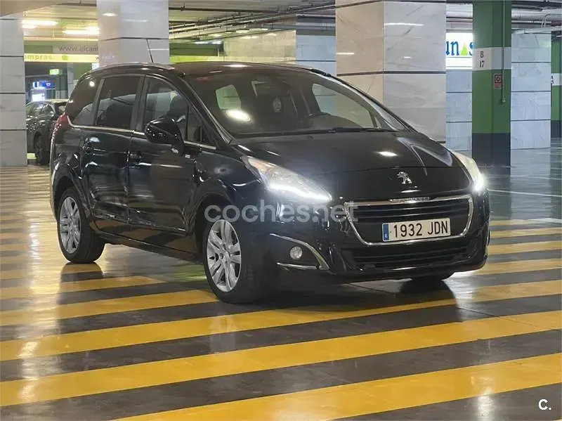 Usado Peugeot 5008 Style 120 CV (88 kW) 2016 Negro Monovolumen