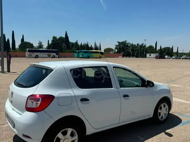 Usado Dacia Sandero Ambiance 75 CV (55 kW) 2015 Blanco Berlina